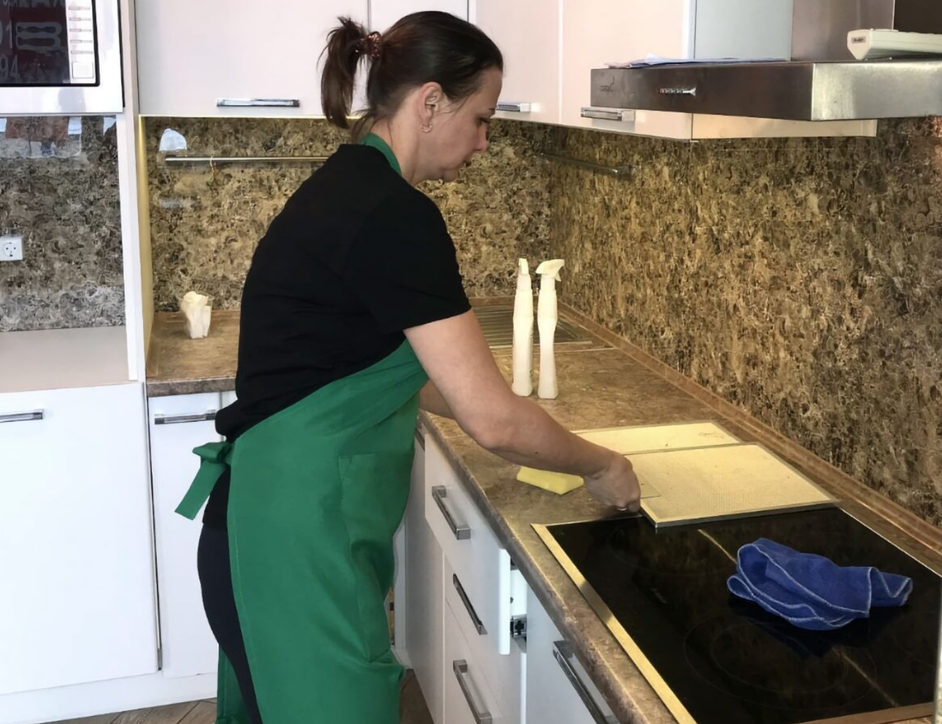 Specialist expreska în timpul curățeniei unei bucătării