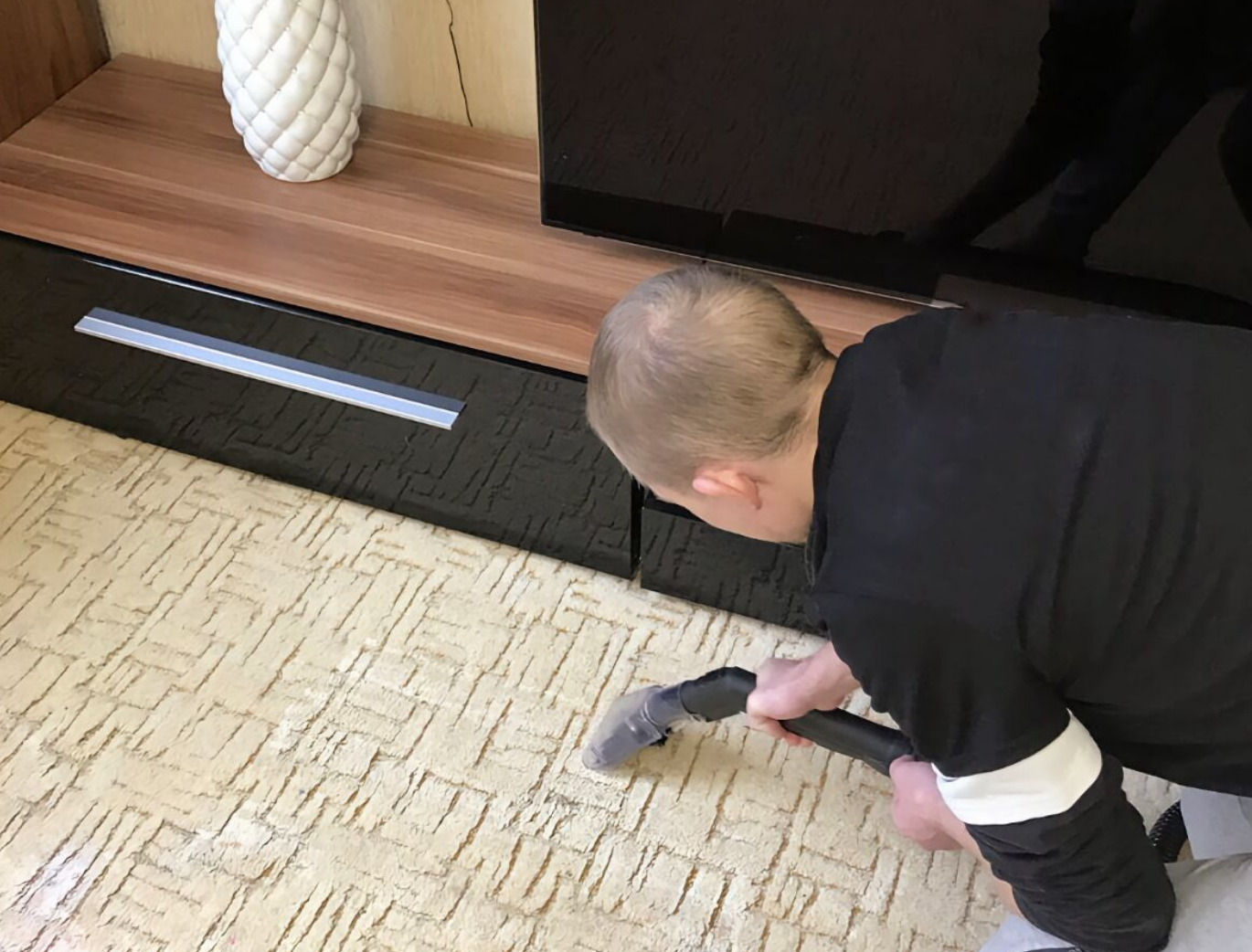 Aspirarea profesională a unui covor în living